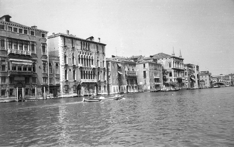 Canal Grande, balról a Palazzo Bernardo.
