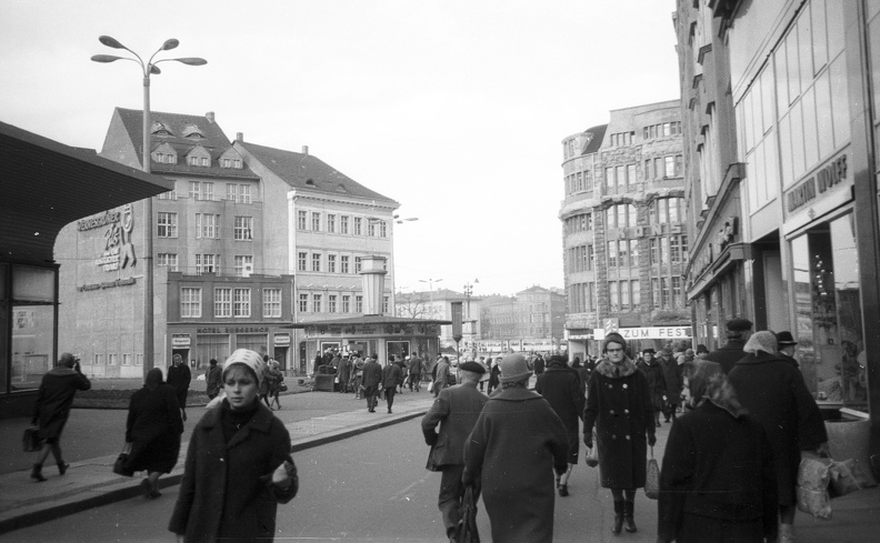 Hainstrasse a Brühl felé nézve. Háttérben az épületek között a Richard-Wagner-Platz látszik.
