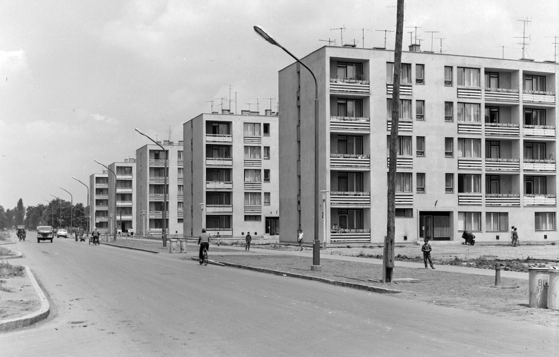 Kazinczy lakótelep, Kazinczy utca a Szarvasi út felé nézve.