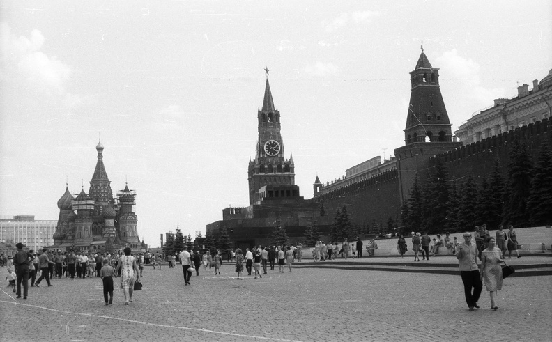Vörös tér, a háttérben balra a Vaszilij Blazsennij székesegyház, jobbra a Szpasszkaja-torony, egykor a Kreml főbejárata, előtte a Lenin mauzóleum.