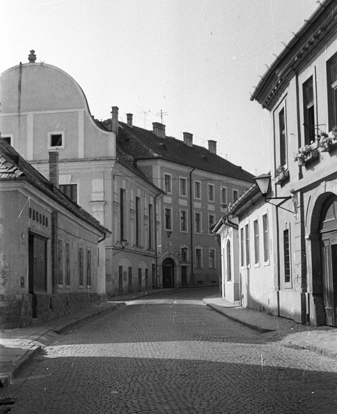 Rákóczi Ferenc utca a Fő tér felől nézve, balra a Városháza épülete látszik.