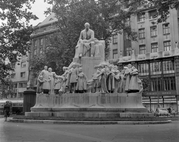 Vörösmarty tér, Vörösmarty Mihály emlékműve.