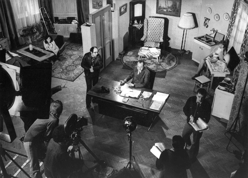 MTV stúdió, Palásthy György rendező és Abody Béla (az íróasztalnál) műsorvezető a Családi kör című műsor felvételén.