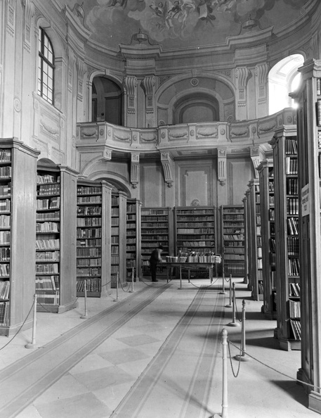 Líceum kápolna, a Főegyházmegyei Könyvtár ideiglenes raktára.