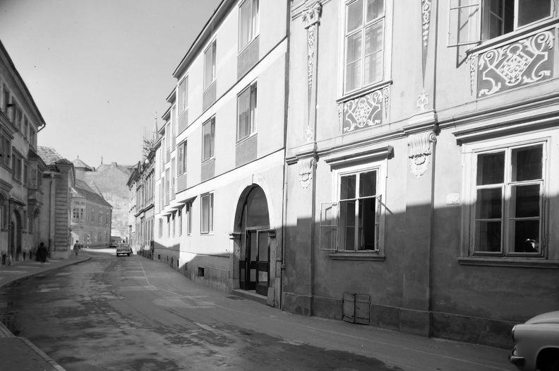Szent György utca a Hátsókapu irányában, jobbra a 18. sz.