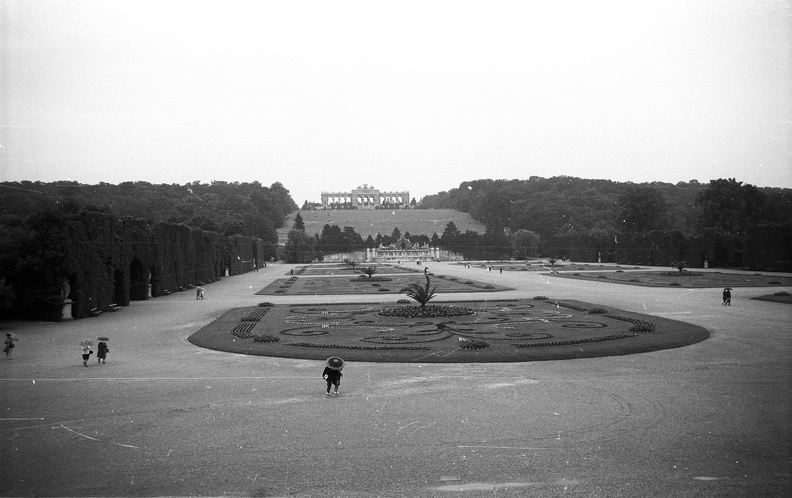 a Schönbrunni kastély parkja, háttérben a Gloriette.