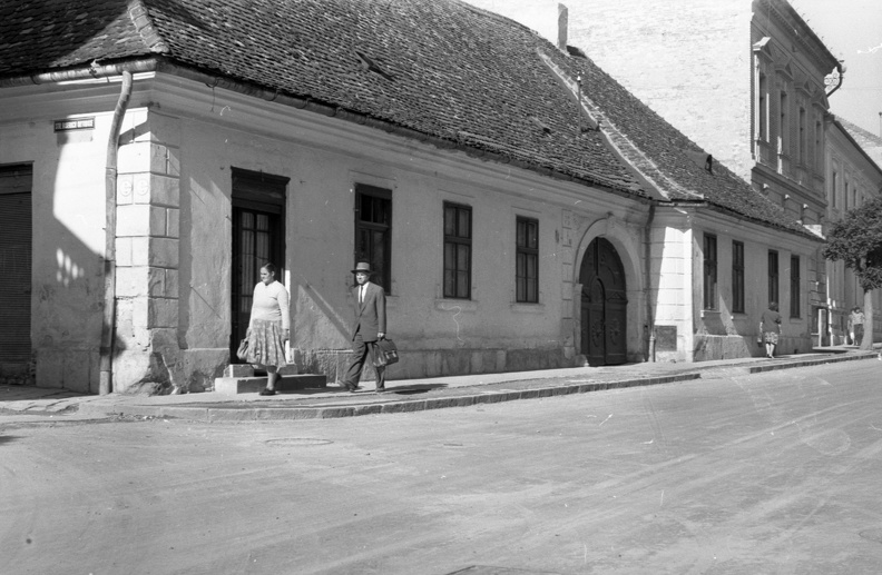 Strada Avram Iancu (Petőfi utca), balra a Strada Bisericii Ortodoxe (Görögtemplom utca) torkolata.