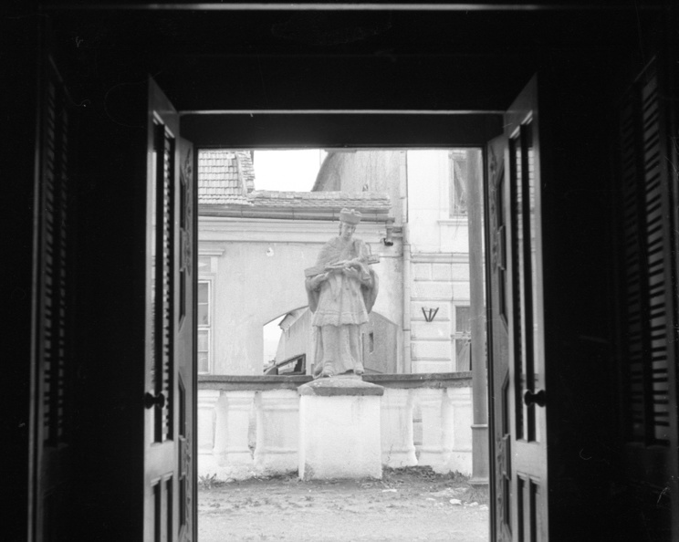 Nepomuki Szent János szobra a katolikus templomból nézve.