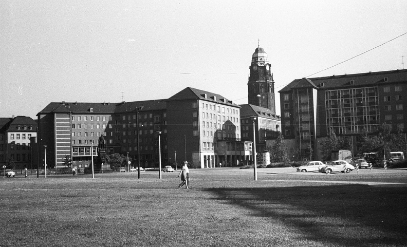 Neumarkt, szemben a Wilsdruffer Strasse épületei, mögötte a városháza tornya látszik. 