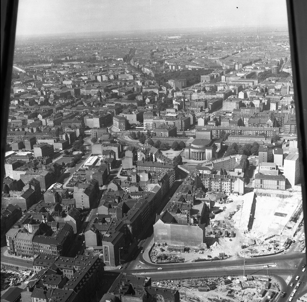 Kelet-Berlin, kilátás a TV toronyból, középen a Rosa Luxemburg Platz és a Volksbühne.