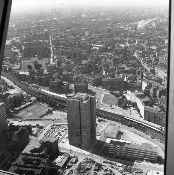 Kelet-Berlin, kilátás a TV toronyból, előtérben a Rochstrsse 7. toronyház.