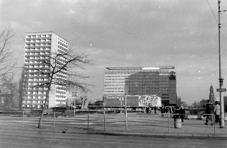 Wiener Platz (Leninplatz) a Prager Strasse felé nézve, szemben a Bastei hotel és étterem.