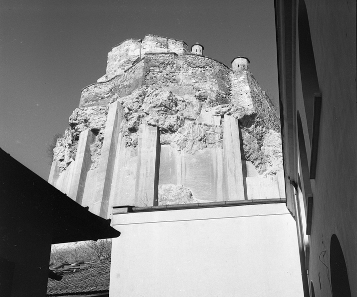 a vár a Balassa Bálint Múzeum udvaráról fotózva.