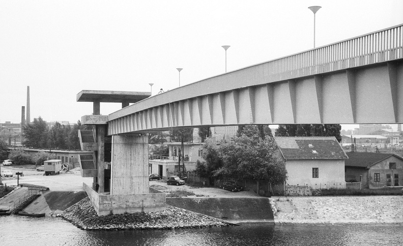 Népszigetre vezető híd a Meder utcánál.