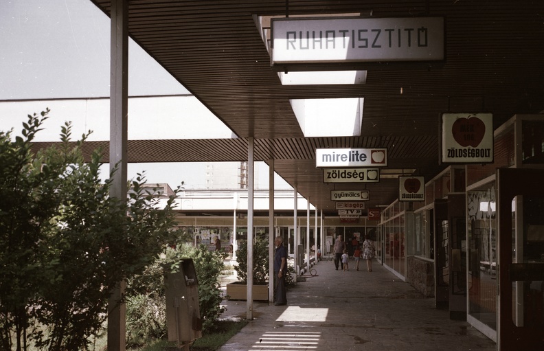 Dózsakert lakótelep, II. Rákóczi Ferenc tér, bevásárlóközpont.