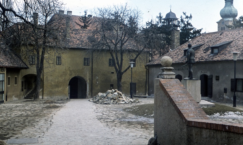 a Jurisics-vár előudvara, jobbra Jurisics Miklós szobra.