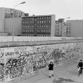 Zimmerstrasse, a Berlini Fal és Kelet-Berlin a Wilhelmstrasse sarkán álló kilátóról nézve.