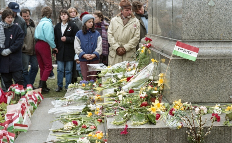 Petőfi tér, a Petőfi-szobor talapzata március 15-én.