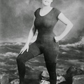 Anette Kellerman úszódresszben a kamera előtt, emiatt le is tartóztatták. (1907).jpg