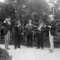 Toborzó utca 9. sz. ház udvara. Balról jobbra: Cholnoky Jenő, Cholnoky László, Cholnoky István, Berky Károly és Cholnoky Viktor.