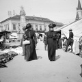 Szent István tér, szemben a Szentháromság-szobor, jobbra a Barátok temploma (ferences templom) tornyai.