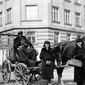 Gyenes Mihály tér - Piaristák tere sarok, háttérben a Piarista Gimnázium (ma: Piarista Gimnázium, Kollégium, Általános Iskola és Óvoda).