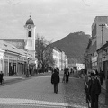 Október 24. út a főtér felől nézve, balra a Szent Anna-templom, háttérben a vár.