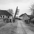 útakadály a falu központjában.