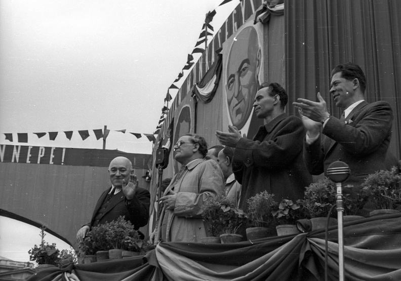 Hősök tere, május 1-i ünnepség. A tribünön elől balról Rákosi Mátyás, Szakasits Árpád, Rajk László, Marosán György.