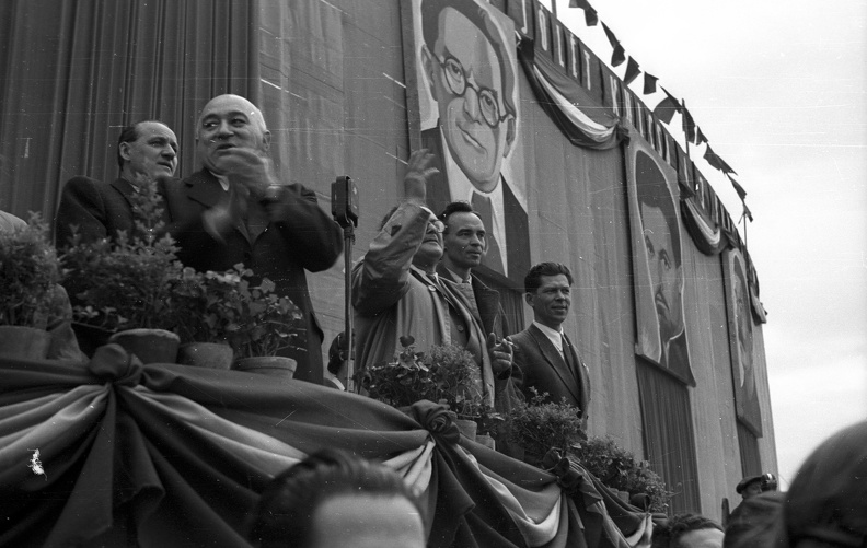 Hősök tere, május 1-i ünnepség. A tribünön elől balról Rákosi Mátyás, Szakasits Árpád, Rajk László, Marosán György.