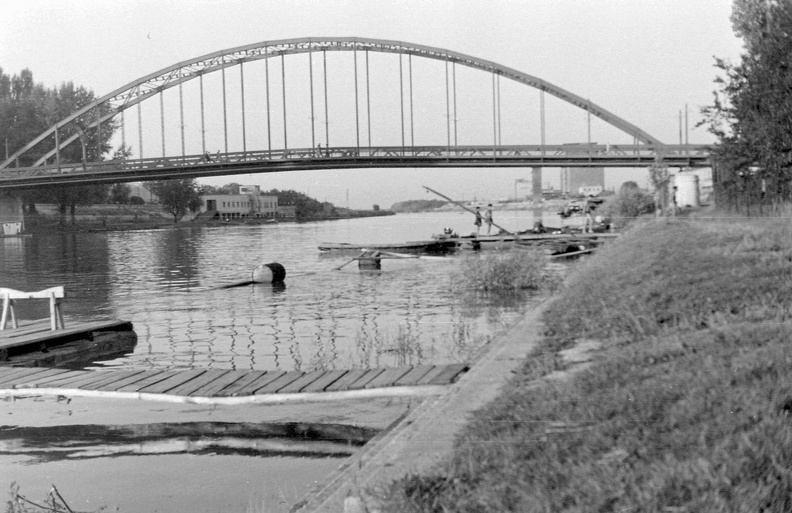 Kossuth híd a papnevelde alatti partról nézve. Baloldalt a túlparton a Richards egykori csónakháza.
