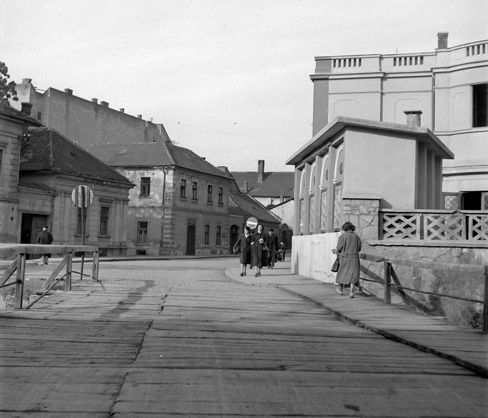 Rákóczi Ferenc utca a Szinva híd felől a Sötét kapu felé nézve. Jobbra a Béke mozi épülete, a középen lévő egy emeletes ház földszintjén a Kispipa halászcsárda van.