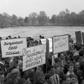 a Városligeti-tó medre a hídról nézve. Május 1-i felvonulás.