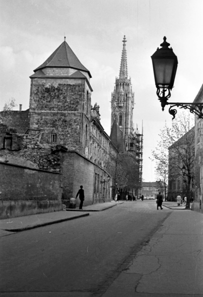 Táncsics Mihály utca a Hess András (Ince pápa) tér felé nézve. Szent Miklós torony, háttérben a Mátyás-templom.