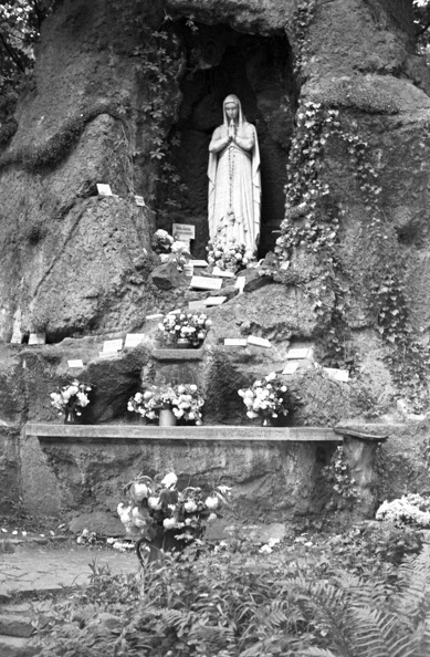Torontál tér, Lourdes-i Mária barlang.