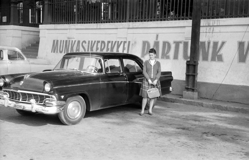 Vasgyár, 1. sz hivatalház előtti parkoló. Ford Fairlane 1956-os modell.