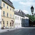 Fortuna utca a Hess András tér felé nézve, szemben a Pest-Buda étterem.