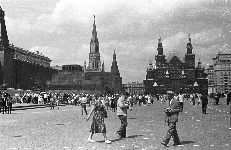 balra a Kreml, jobbra az Állami Történelmi Múzeum.