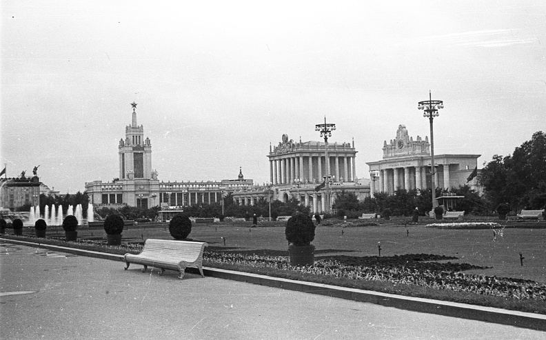 Népgazdaság Eredményeinek Kiállítása (ma Összoroszországi Kiállítási Központ), jobbra Türkmenisztán és Örményország pavilonja, balra a Központi Pavilon.
