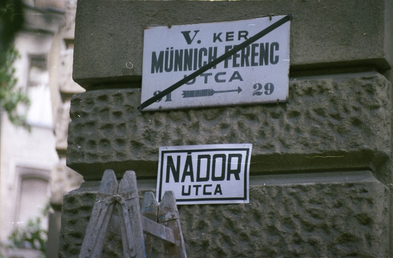 Nádor (Münnich Ferenc) utca - Vértanúk tere (Ságvári Endre tér) sarok, a Münnich Ferenc utca visszanevezésekor.